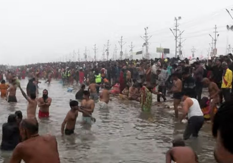 인도 쿰브 멜라 축제에서 참가자들이 강물에 몸을 씻고 있다.[인스타그램 갈무리]