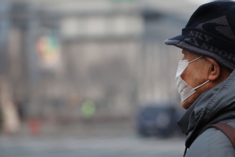 전국 대부분 지역에서 미세먼지 농도가 ‘나쁨’ 수준을 보인 지난 22일 오전 서울 광화문사거리 인근에서 한 시민이 마스크를 쓰고 있다. [연합]