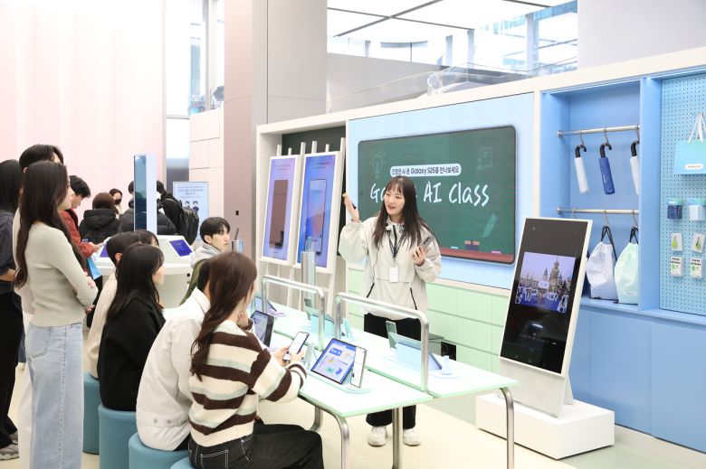 지난 23일 오픈한 삼성 강남 ‘갤럭시 스튜디오’에서 방문객들이 갤럭시 AI 클래스에 참여하고 있다. [삼성전자 제공]