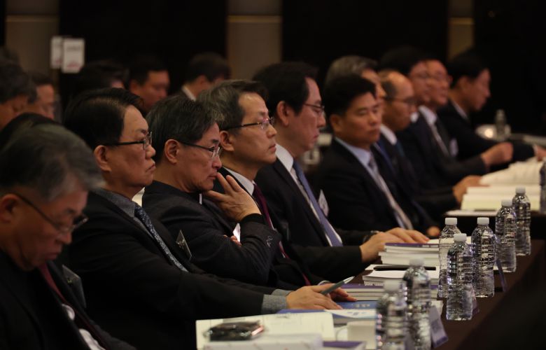 22일 오전 서울 웨스틴조선호텔에서 열린 한국대학교육협의회 정기총회에 심종혁 서강대 총장(왼쪽 세번째) 등이 참석해 있다. 최근 서강대, 국민대, 한국외대, 한양대 등은 3.1~5.1%가량 등록금 인상을 의결했다. [연합]