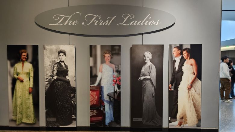 미국 워싱턴 D.C. 국립미국역사박물관에 전시된 역대 영부인들 모습.  천예선 기자