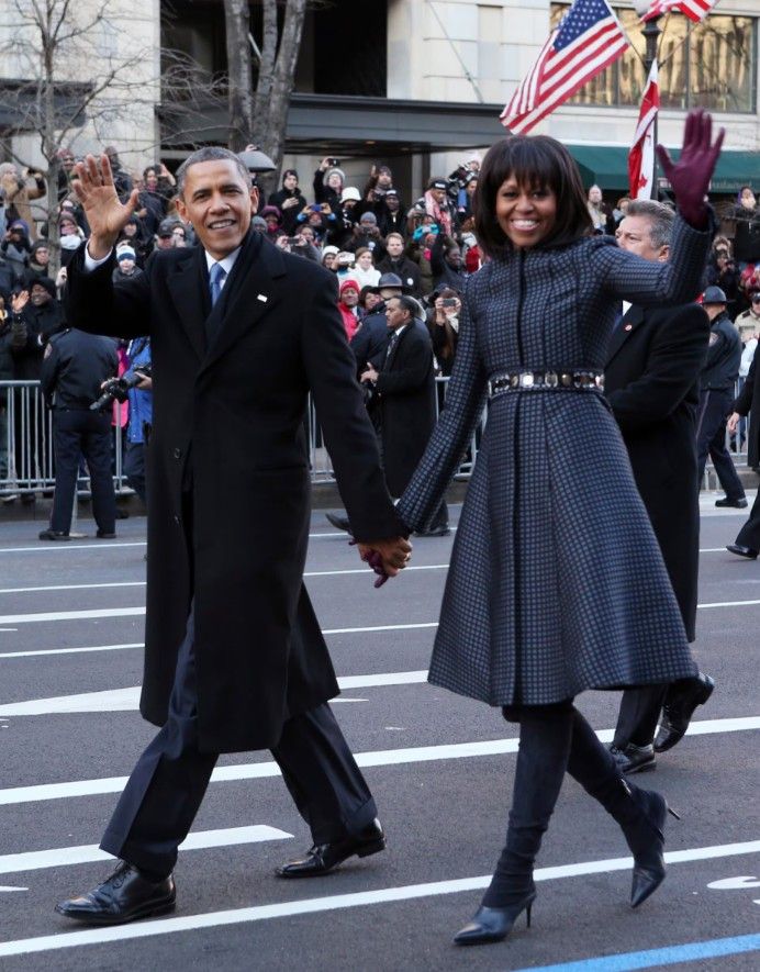지난 2013년 1월 버락 오바마 전 미국 대통령의 영부인 미셸 오바마가 오바마 전 대통령과 손을 잡고 취임식 퍼레이드를 참여하고 있다. [로이터]