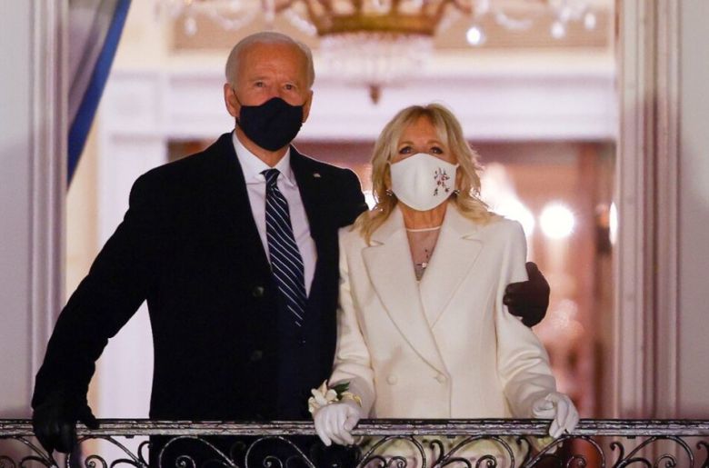 조 바이든 미국 전 대통령의 영부인 질 바이든 여사가 지난 2021년 1월 오후 대통령 취임행사에 참석한 모습. 당시 신종 코로나바이러스 감염증(코로나19)의 확산으로 전통적으로 이어지던 무도회 등 축하행사가 취소됐다. [로이터]