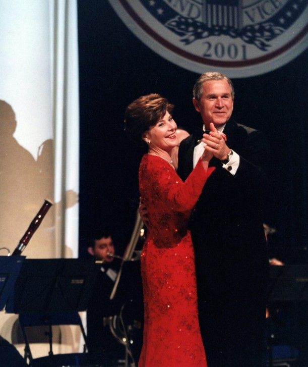 지난 2001년 조지 부시 전 미국 대통령의 영부인 로라 부시 여사가 대통령 취임식 무도회에서 부시 전 대통령과 춤을 추고 있다. [인터넷 캡처]