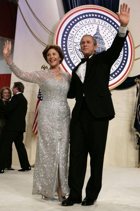 지난 2005년 1월 로라 부시 전 영부인이 조지 부시 전 대통령과 취임식 무도회에 참여한 모습. [로이터]