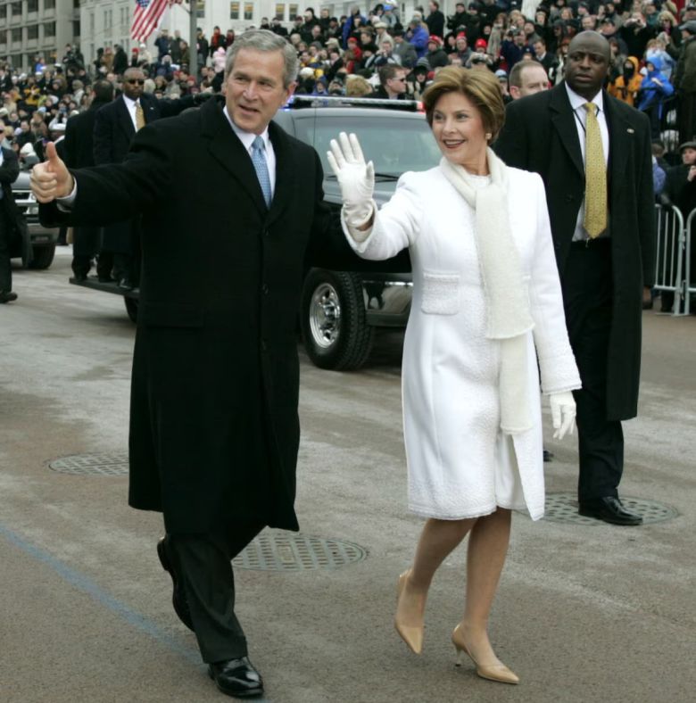 지난 2005년 로라 부시 여사가 재선에 성공한 남편 조지 부시 전 미국 대통령과 함께 취임식 퍼레이드에서 걷고 있다. [로이터]