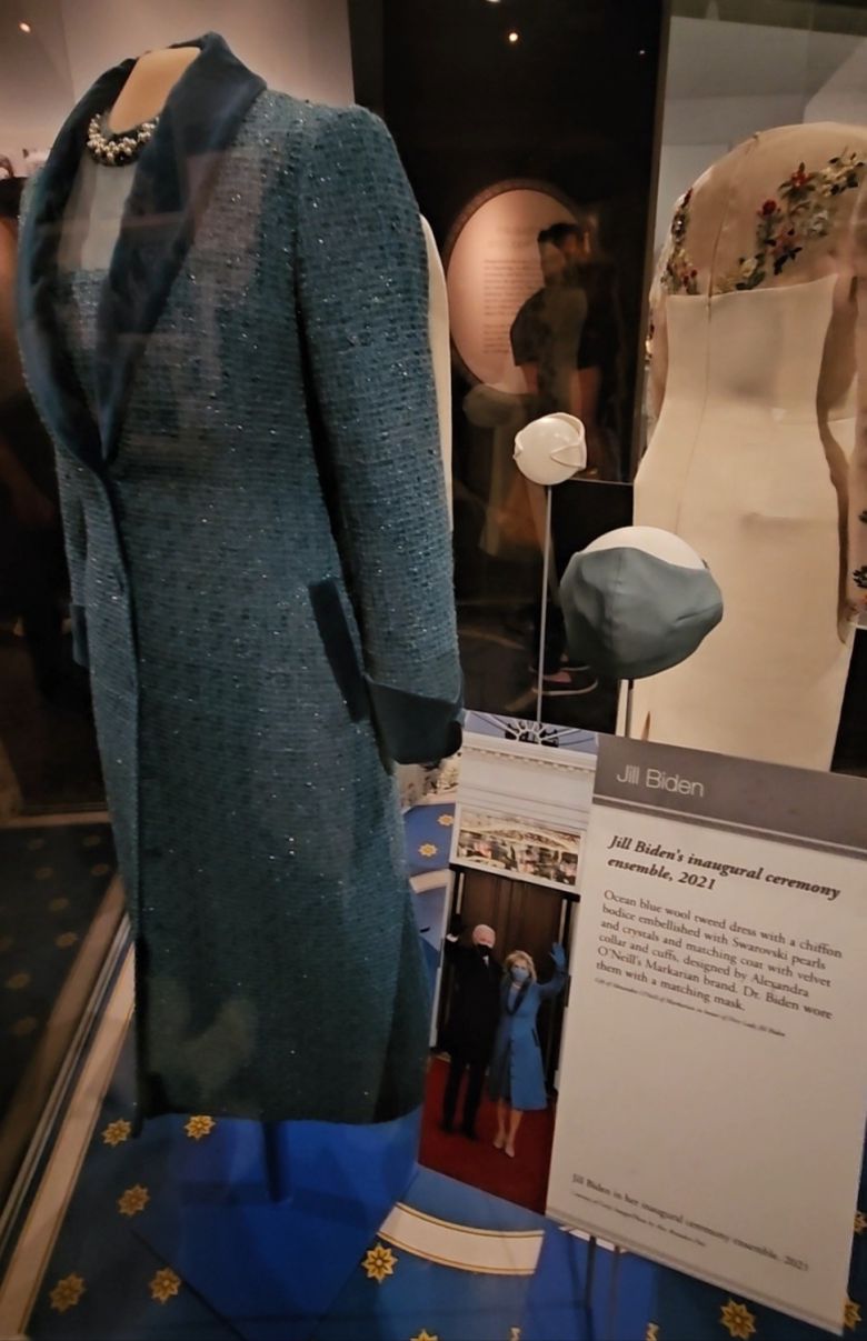 미 워싱턴D.C. 스미소니언재단 국립미국역사박물관에 전시된 질 바이든 여사의 취임식 의상. 오른쪽으로 취임식 펜데믹 당시 착용한 마스크가 보인다.  천예선 기자