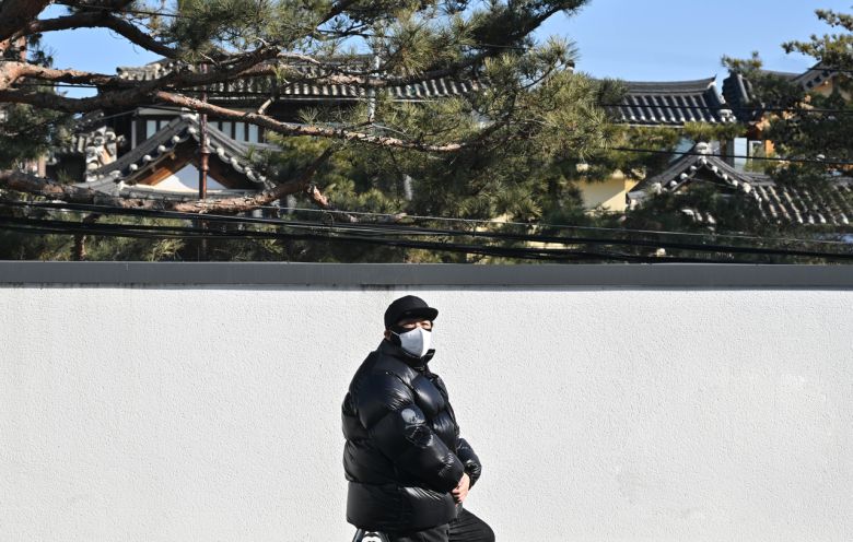 이석원 작가가 23일 오후 서울 종로구 김영사 서울사무소에서 헤럴드경제와 인터뷰에 앞서 포즈를 취하고 있다. 임세준 기자