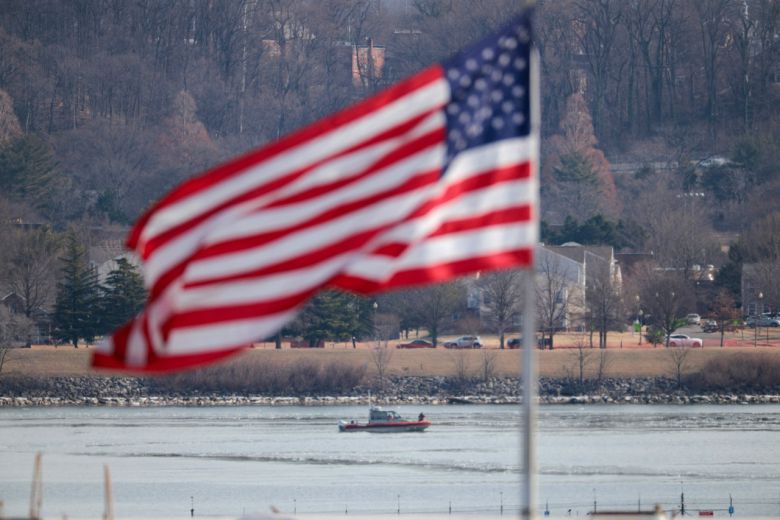 30일(현지시간) 미국 워싱턴 DC의 레이건 내셔널 공항으로 접근하던 중 추락한 후 포토맥 강에 있는 아메리칸 항공 비행기 추락 현장 근처의 해안 경비대 보트. [AFP]