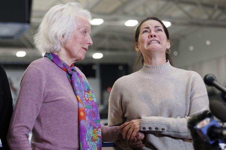 여객기 사고로 희생된 피겨스케이팅 선수들을 애도하며 기자회견을 하고 있는 낸시 캐리건(오른쪽)과 텐리 올브라이트   [EPA]