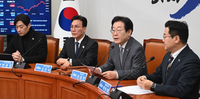 이재명 (오른쪽 두 번째) 더불어민주당 대표가 31일 오전 서울 여의도 국회에서 열린 최고위원회의에 참석해 모두발언하고 있다. 이상섭 기자