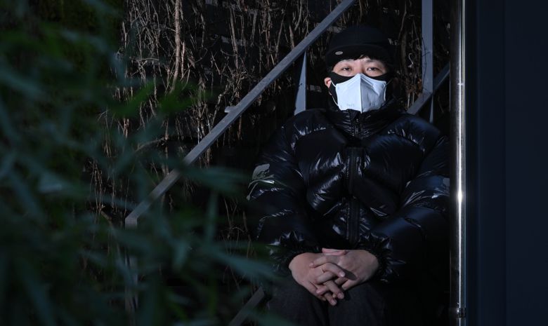 이석원 작가가 23일 오후 서울 종로구 김영사 서울사무소에서 헤럴드경제와 인터뷰에 앞서 포즈를 취하고 있다. 임세준 기자