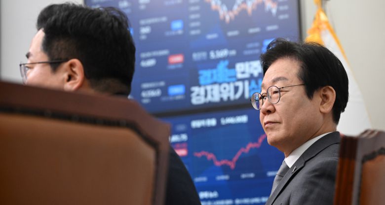 이재명 더불어민주당 대표가 31일 오전 서울 여의도 국회에서 열린 최고위원회의에 참석해 박찬대 원내대표의 모두발언을 듣고 있다. 이상섭 기자