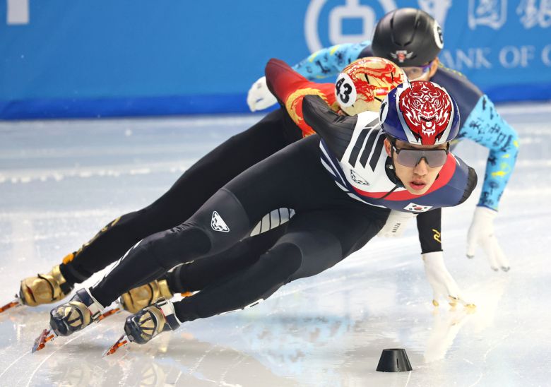 8일 중국 하얼빈 헤이룽장 빙상훈련센터 다목적홀에서 열린 하얼빈 동계아시안게임 쇼트트랙 혼성 2,000m 계주 결승에서 박지원이 역주하고 있다.  [연합]