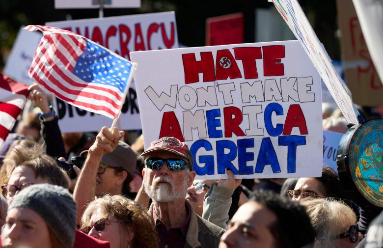 5일(현지시간) 미국 캘리포니아 새크라멘토에서 트럼프 정책을 비판하는 시위가 열렸다. [AFP]