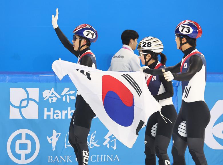 8일 중국 하얼빈 헤이룽장 빙상훈련센터 다목적홀에서 열린 하얼빈 동계아시안게임 쇼트트랙 혼성 2,000m 계주 결승에서 금메달을 획득한 김길리, 박지원, 김태성이 태극기를 들고 기뻐하고 있다. [연합]