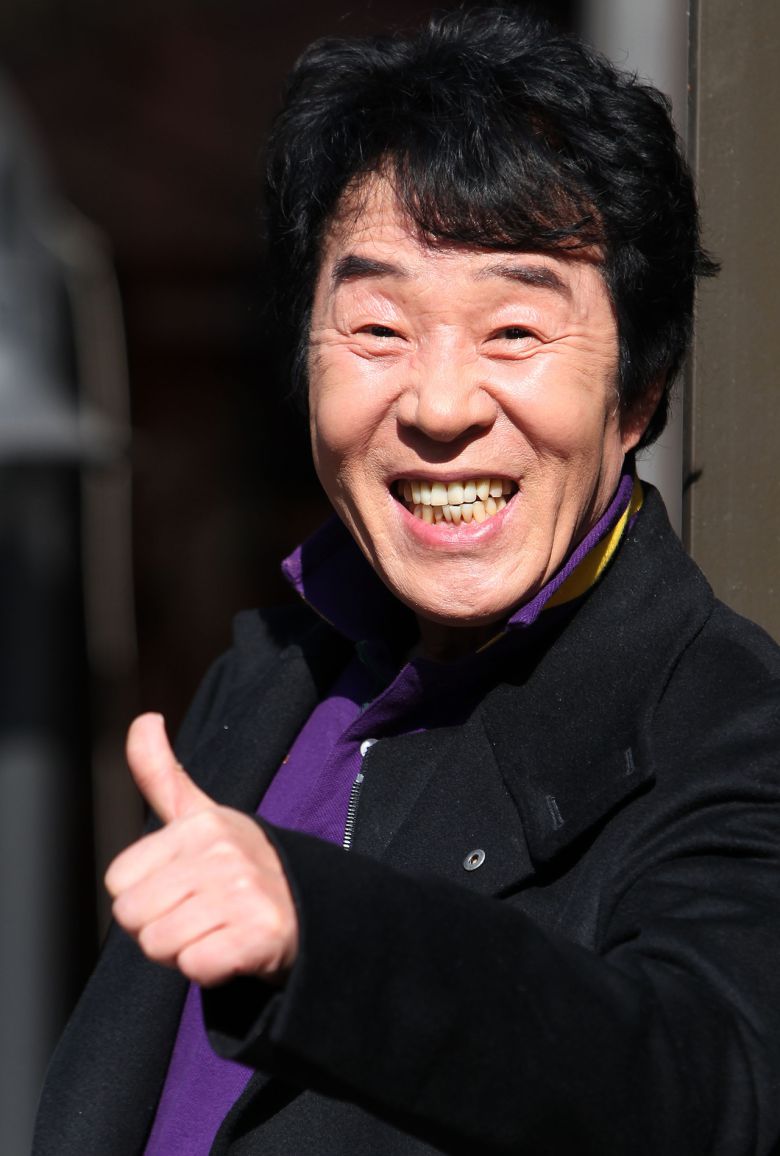 송대관은 1967년 ‘인정 많은 아저씨’로 데뷔해 1975년 ‘해뜰날’이 히트하며 인기 가수로 도약했다. 이후 ‘네박자’, ‘유행가’, ‘차표 한장’ 등 많은 히트곡을 내며 태진아, 현철, 설운도와 함께 트로트 사대천왕으로 불렸다.  [연합]