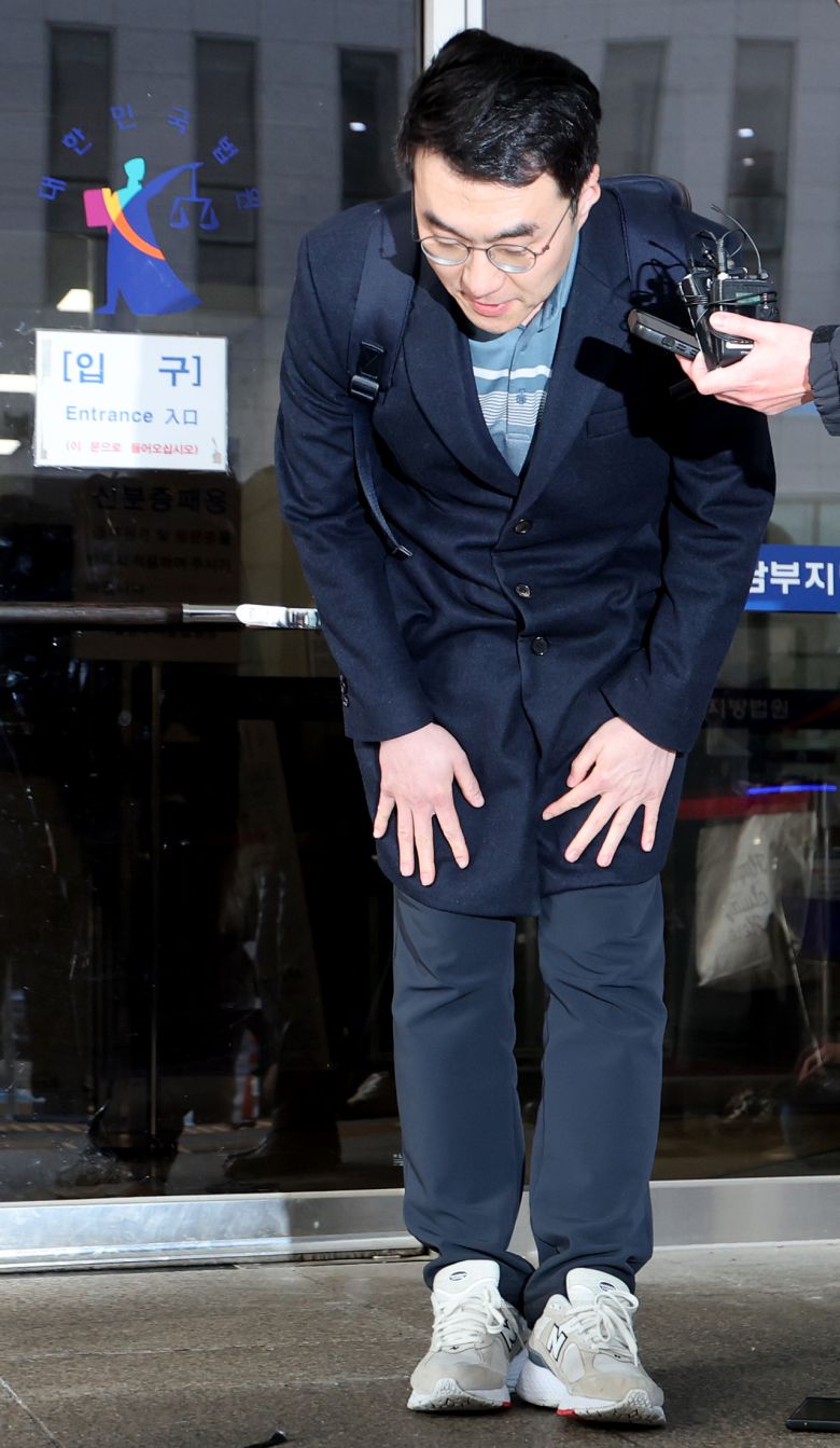 거액의 가상자산(코인) 보유 사실을 숨기려 국회에 허위 재산 신고를 한 혐의로 기소된 더불어민주당 김남국 전 의원이 10일 서울남부지법에서 열린 1심 선고에서 무죄를 받은 뒤 청사를 떠나며 인사하고 있다. [연합]