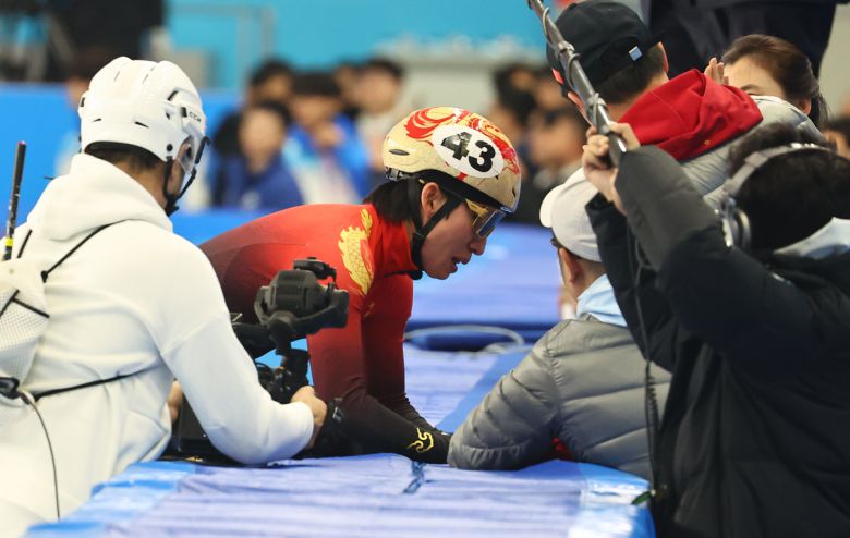 8일 중국 하얼빈 헤이룽장 빙상훈련센터 다목적홀에서 열린 하얼빈 동계아시안게임 쇼트트랙 남자 500m 결승에서 금메달을 획득한 중국 린샤오쥔(한국명 임효준)이 코치진과 기쁨을 나누고 있다. [연합]>