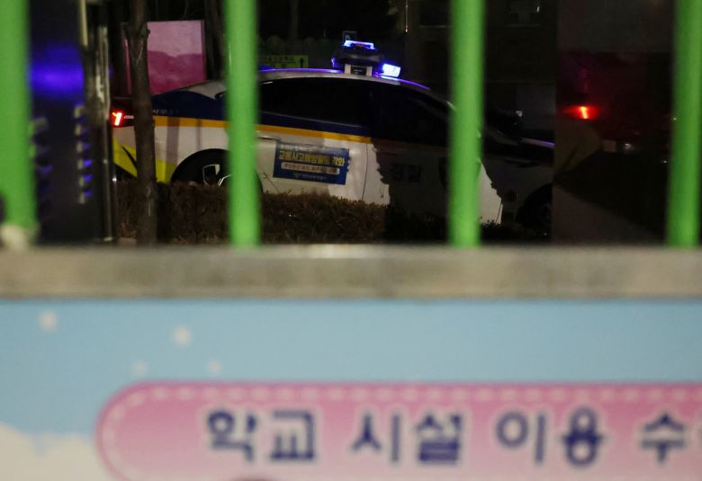 사진은 사건이 발생한 초등학교에 주차된 경찰차. [연합]