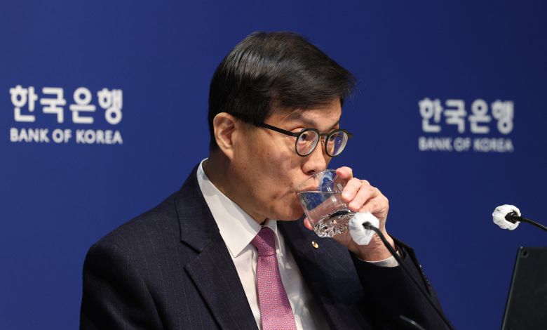 이창용 한국은행 총재가 지난달 16일 서울 중구 한국은행에서 열린 금융통화위원회 기준금리 결정에 관한 기자간담회에서 물을 마시고 있다. [사진공동취재단]