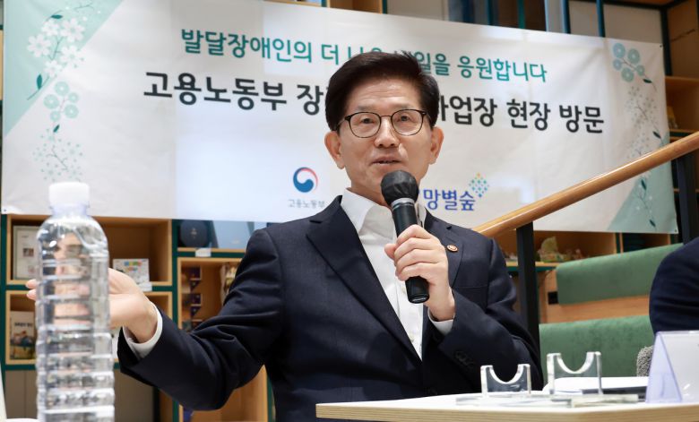 김문수 고용노동부 장관이 11일 경기 용인시 희망별숲에서 열린 현장 간담회에서 발언하고 있다. [고용노동부 제공]