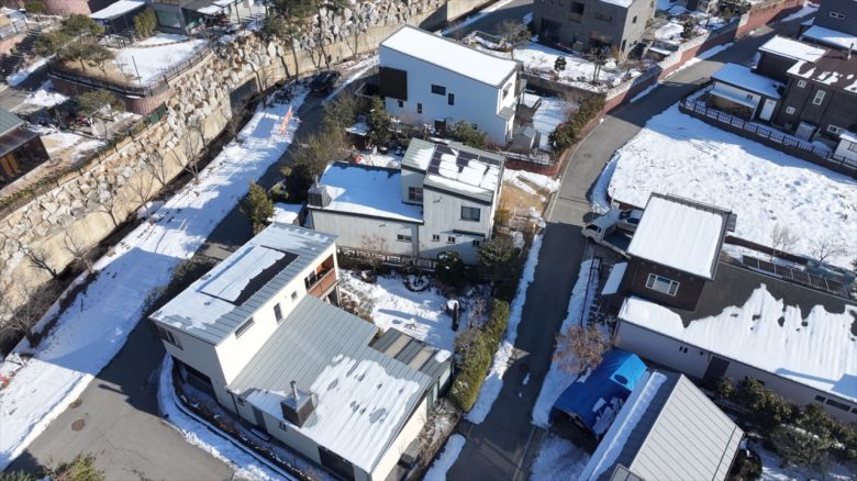 위에서 내려다 본 모습. 눈이 치워져 있는 보행길이 잘 마련 돼 있어, 정돈된 타운하우스 느낌을 준다. [윤병찬 PD]