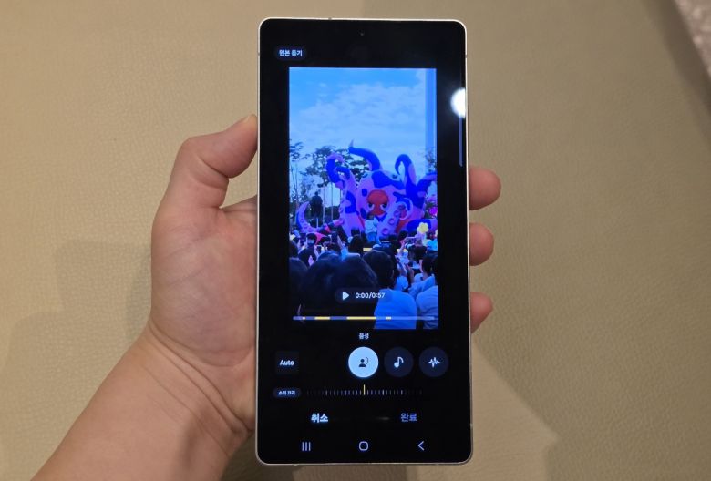 갤럭시 S25 울트라에 새로 탑재된 ‘오디오 지우개’를 활용해 동영상을 편집하는 모습. [권제인 기자/eyre@]