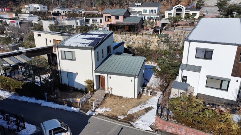 경기도 양평군 지평면 월산리 일대의 단독주택. 앞뒤로 비슷한 규모 단독주택들이 촘촘하게 자리잡고 있다. [윤병찬 PD]