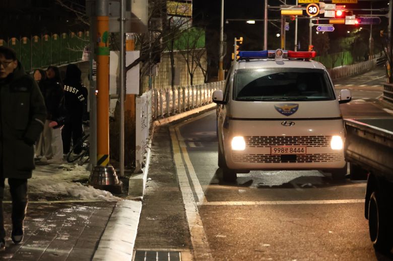 사건이 발생한 대전의 한 초등학교 주변의 경찰차. [연합]