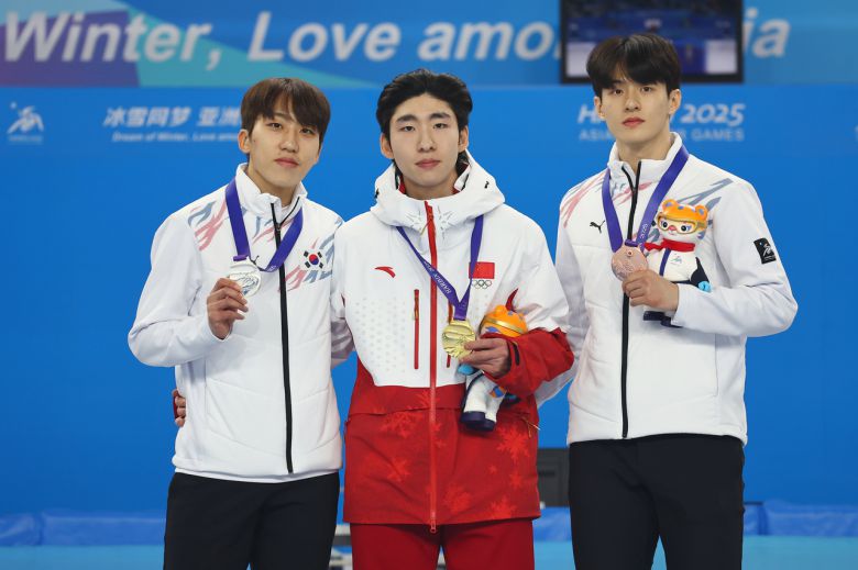 지난 8일 하얼빈 동계아시안게임  쇼트트랙 남자 500m 시상식에서 금메달을 따낸 중국 린샤오쥔(가운데)가 은메달 박지원(왼쪽)이 서로 허리를 감싸안으며 기념촬영을 하고 있다. 오른쪽은 동메달을 차지한 장성우   [연합]