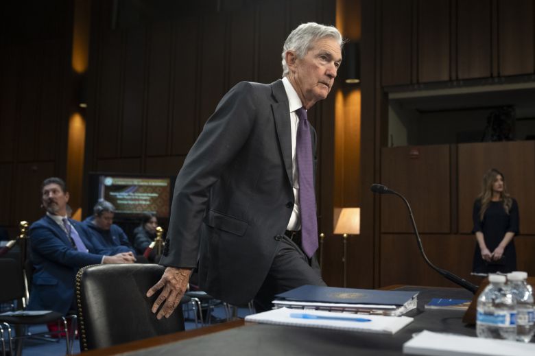 제롬 파월 미 연방준비제도(Fed·연준) 의장이 11일(현지시간) 워싱턴 국회의사당에서 열린 연방 상원 청문회에 출석해 연설하고 있다. [AP]