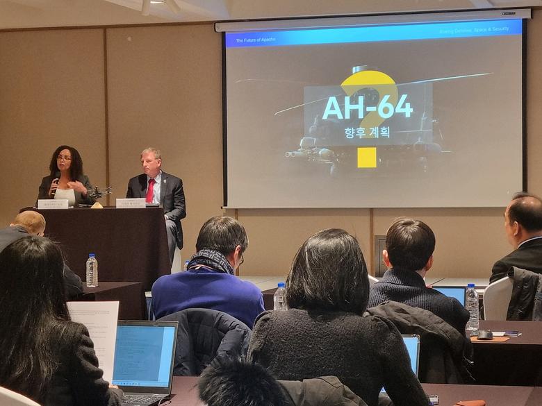 한국을 방문한 크리스티나 유파(왼쪽) 보잉 부사장은 12일 ‘아파치 미디어 브리핑’에서 “AH-64 아파치는 최고 수준의 성능과 신뢰성을 갖춘 현존하는 최강의 공격 정찰헬기”라며 “그 어떤 무인 플랫폼도 오늘날 아파치를 대체할 수 없다”고 강조했다. [신대원 기자]