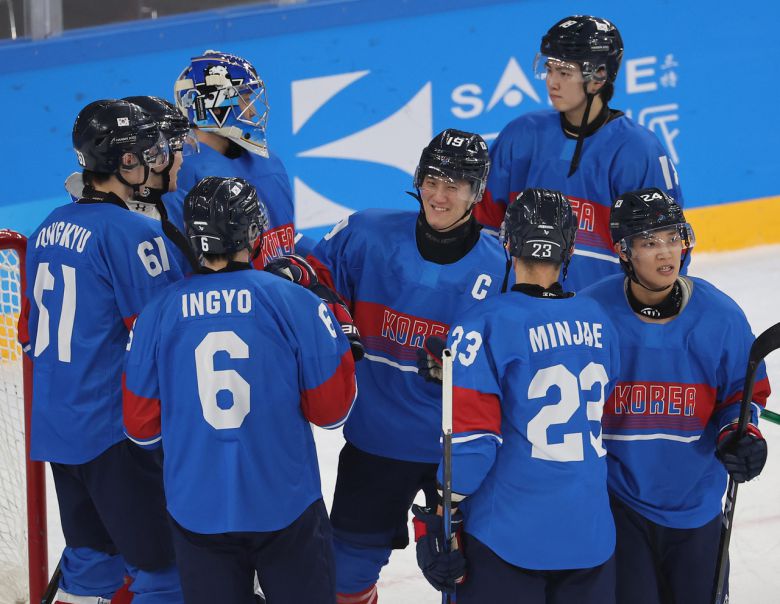 11일 중국 하얼빈체육대학 학생빙상장에서 열린 하얼빈 동계아시안게임 남자 아이스하키 8강전 대한민국과 키르기스스탄의 경기에서 승리한 한국 선수들이 기뻐하고 있다.  [연합]