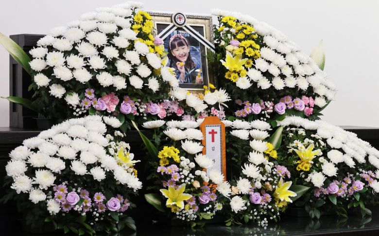 대전 서구 한 장례식장에 대전 초등학교 살인사건 피해자인 김하늘(8) 양의 빈소가 마련돼 있다.  유족 측은 “다시는 제2의 하늘이가 발생하면 안 된다는 생각에 아이의 이름과 얼굴을 공개하기로 했다”고 밝혔다.  [연합]