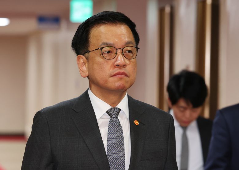 최상목 대통령 권한대행 부총리 겸 기획재정부 장관 11일 정부서울청사에서 열린 국무회의에 입장하고 있다. [대통령실통신사진기자단] [연합]