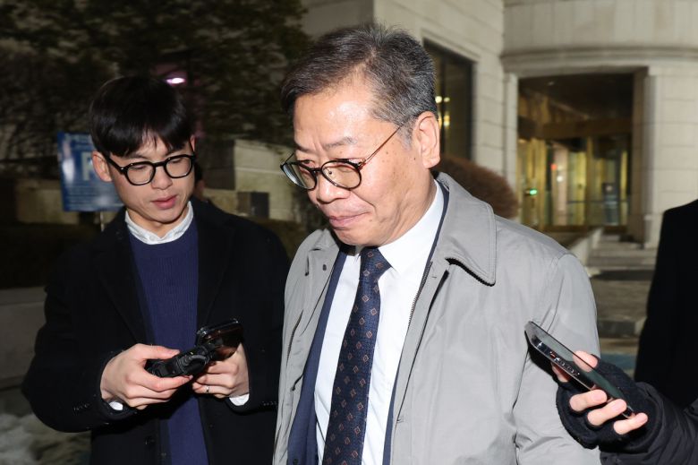 김용빈 중앙선거관리위원회 사무총장이 11일 서울 종로구 헌법재판소에서 열린 윤석열 대통령 탄핵심판 7차 변론에서 증인 신문을 마친 뒤 심판정을 나서고 있다. [연합]