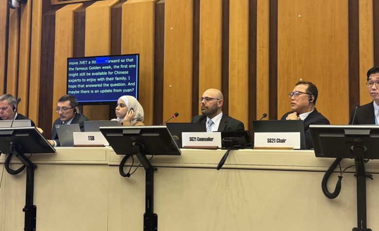 의장 대행으로 SG21 폐막총회를 주재하는 강신각(왼쪽 다섯번째) ETRI 박사.[ETRI 제공]