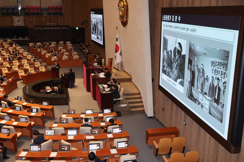 국민의힘 임이자 의원이 14일 서울 여의도 국회 본회의장에서 열린 교육·사회·문화분야 대정부질문에서 김문수 고용노동부 장관에게 질의하고 있다. [연합]