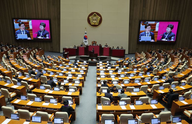 김문수 고용노동부 장관이 14일 국회에서 열린 본회의 교육·사회·문화 분야 현안 관련 대정부질문에서 임이자 국민의힘 의원 질의에 답변하고 있다. [연합]