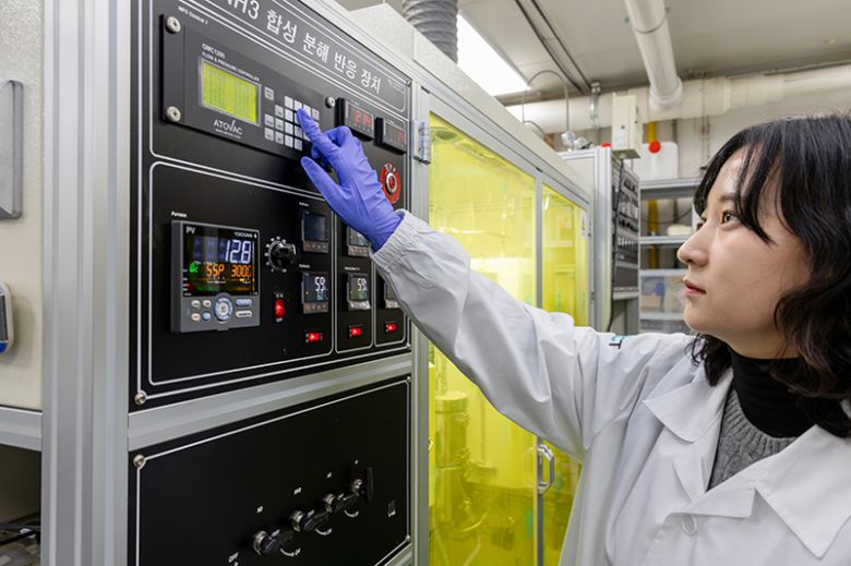 이유진 연구원이 암모니아 분해 반응기를 조작하고 있다.[한국화학연구원 제공]