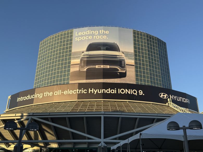 지난해 11월  ‘2024 LA 오토쇼(2024 Los Angeles Auto Show)가 열린 LA 컨벤션 센터에 아이오닉 9 사진이 걸려있는 모습.  [연합]