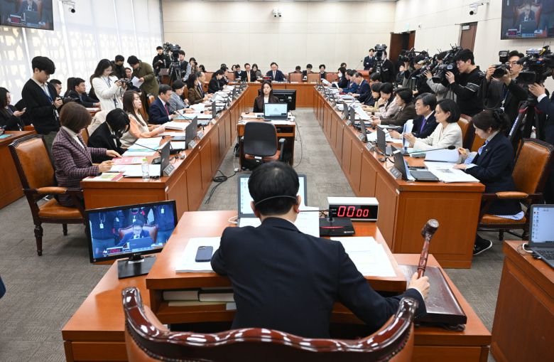 박주민 국회 보건복지위원회 위원장이 14일 오전 서울 여의도 국회에서 열린 보건복지위원회 전체회의에 참석해 회의 시작을 알리는 의사봉을 두드리고 있다. 이상섭 기자