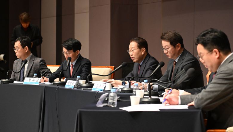 권영세 국민의힘 비상대책위원장이 17일 오전 서울 중구 한국프레스센터 국제회의장에서 열린 관훈토론회에 참석해 인사말을 하고 있다. 이상섭 기자