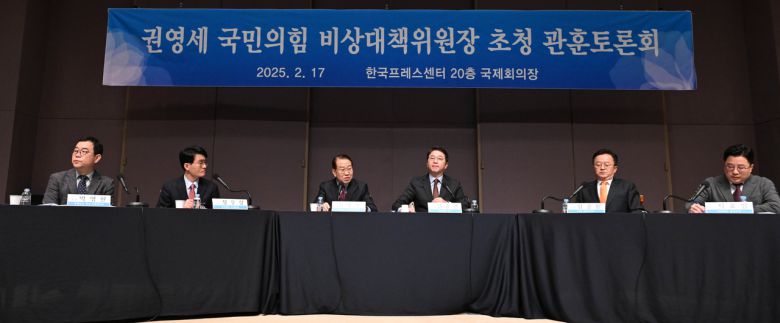 권영세 국민의힘 비상대책위원장이 17일 오전 서울 중구 한국프레스센터 국제회의장에서 열린 관훈토론회에 참석해 인사말을 하고 있다. 이상섭 기자