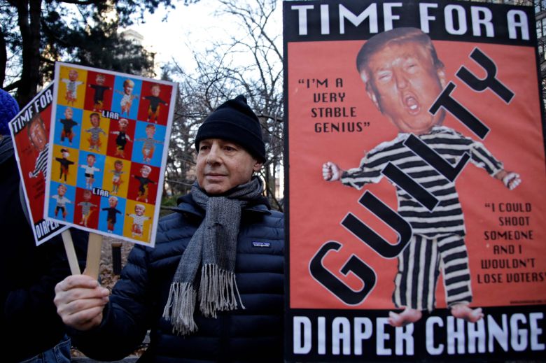 5일(현지시간) 미국 뉴욕에서 열린 50501 운동에 참석한 도널드 트럼프 미국 대통령과 그의 정책에 반대하는 피켓을 들고 서 있다. [AFP]