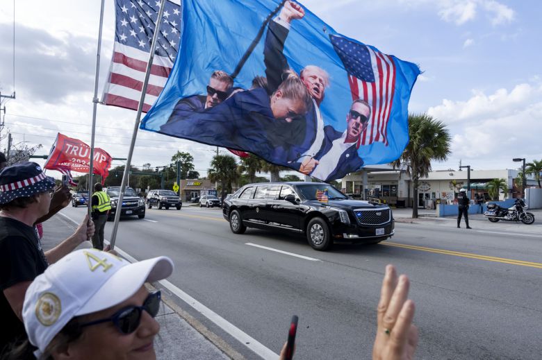 도널드 트럼프 미국 대통령 지지자들이 16일(현지시간) 미 플로리다에서 트럼프 대통령이 탄 차가 지나가자 환호하고 있다. [AP]