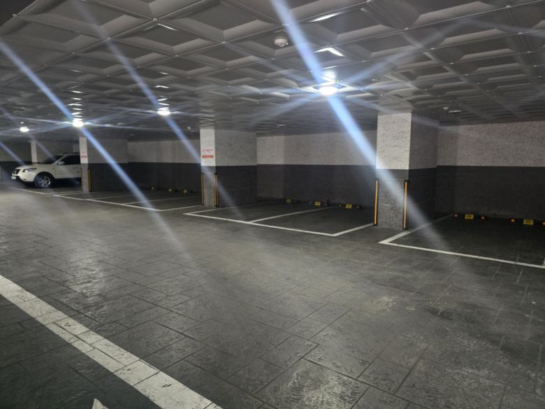 17일 찾은 부천시 오정구 원종동 주상복합 주차장에는 차가 한 대만 덩그러니 주차돼 있었다.  홍승희 기자