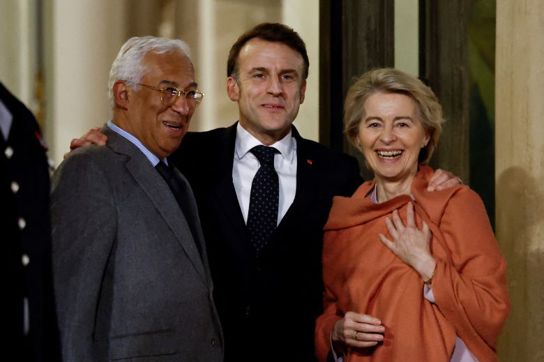 에마뉘엘 마크롱 프랑스 대통령이 17일(현지시간) 프랑스 파리 엘리제궁에서 열린 유럽 주요 정상의 긴급회의에 참석한 안토니우 코스타 EU 정상회의 상임의장(왼쪽), 우르줄라 폰데어라이엔 EU 집행위원장과 기념 촬영하고 있다. [로이터]
