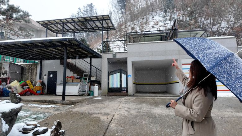 벚꽃길 인근에 있는 경기도 가평의 1억원대 단독주택 경매 물건. 기자가 주차장과 창고, 제시 외 물건인 지붕들을 가리키고 있다. [이건욱 PD]